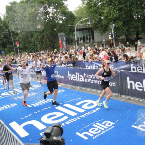 29.06.2025 - hella hamburg halbmarathon Michael Strokosch http://msf.ph/oto/8535787 29.06.2025 10:43:10 Ziel  meine-sportfotos.de