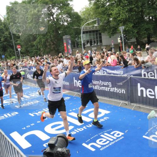 29.06.2025 - hella hamburg halbmarathon Michael Strokosch http://msf.ph/oto/8535789 29.06.2025 10:43:11 Ziel  meine-sportfotos.de