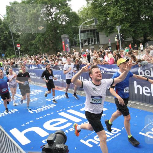 29.06.2025 - hella hamburg halbmarathon Michael Strokosch http://msf.ph/oto/8535791 29.06.2025 10:43:11 Ziel  meine-sportfotos.de