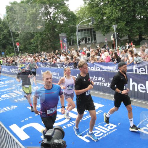 29.06.2025 - hella hamburg halbmarathon Michael Strokosch http://msf.ph/oto/8535797 29.06.2025 10:43:12 Ziel  meine-sportfotos.de