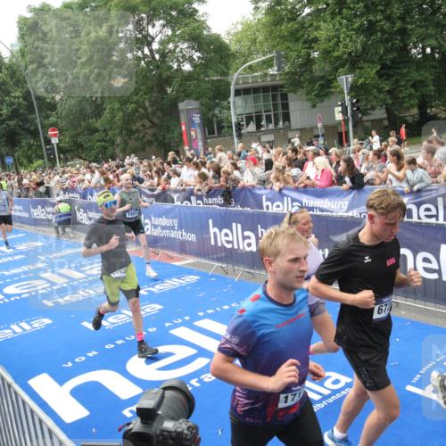 29.06.2025 - hella hamburg halbmarathon Michael Strokosch http://msf.ph/oto/8535799 29.06.2025 10:43:13 Ziel  meine-sportfotos.de