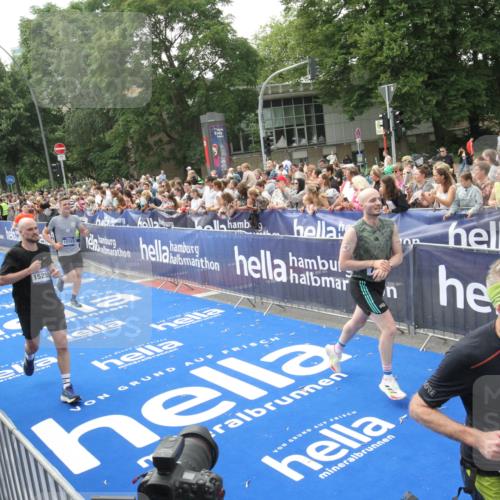 29.06.2025 - hella hamburg halbmarathon Michael Strokosch http://msf.ph/oto/8535801 29.06.2025 10:43:14 Ziel  meine-sportfotos.de