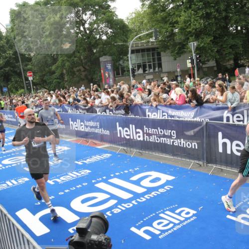 29.06.2025 - hella hamburg halbmarathon Michael Strokosch http://msf.ph/oto/8535802 29.06.2025 10:43:14 Ziel  meine-sportfotos.de