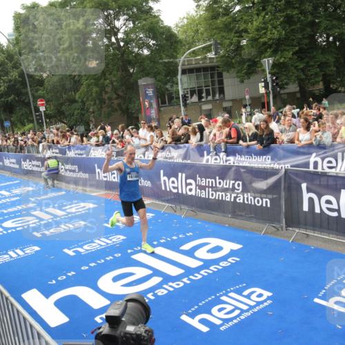 29.06.2025 - hella hamburg halbmarathon Michael Strokosch http://msf.ph/oto/8535803 29.06.2025 10:23:39 Ziel  meine-sportfotos.de