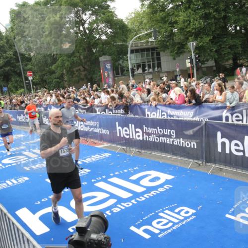 29.06.2025 - hella hamburg halbmarathon Michael Strokosch http://msf.ph/oto/8535805 29.06.2025 10:43:15 Ziel  meine-sportfotos.de