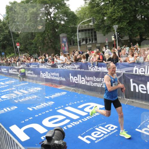 29.06.2025 - hella hamburg halbmarathon Michael Strokosch http://msf.ph/oto/8535807 29.06.2025 10:23:40 Ziel  meine-sportfotos.de