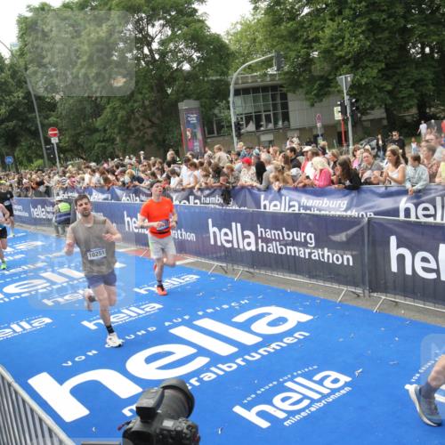29.06.2025 - hella hamburg halbmarathon Michael Strokosch http://msf.ph/oto/8535810 29.06.2025 10:43:16 Ziel  meine-sportfotos.de