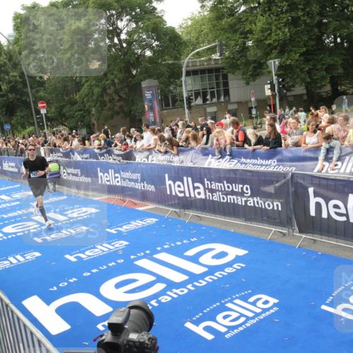 29.06.2025 - hella hamburg halbmarathon Michael Strokosch http://msf.ph/oto/8535811 29.06.2025 10:23:44 Ziel  meine-sportfotos.de