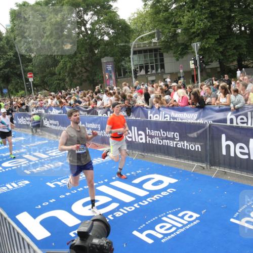 29.06.2025 - hella hamburg halbmarathon Michael Strokosch http://msf.ph/oto/8535812 29.06.2025 10:43:16 Ziel  meine-sportfotos.de