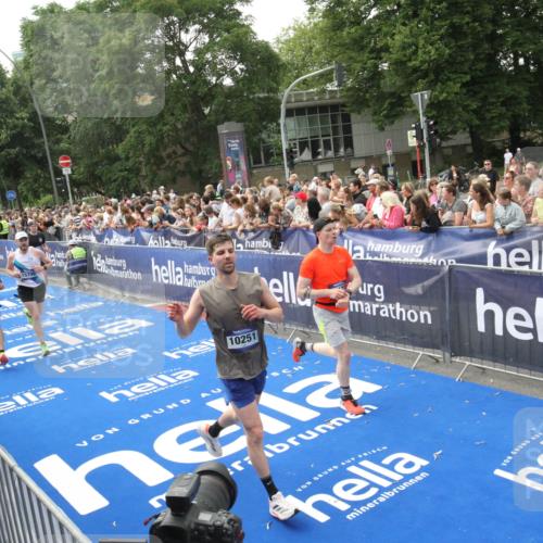 29.06.2025 - hella hamburg halbmarathon Michael Strokosch http://msf.ph/oto/8535814 29.06.2025 10:43:17 Ziel  meine-sportfotos.de