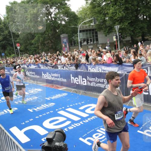 29.06.2025 - hella hamburg halbmarathon Michael Strokosch http://msf.ph/oto/8535816 29.06.2025 10:43:17 Ziel  meine-sportfotos.de