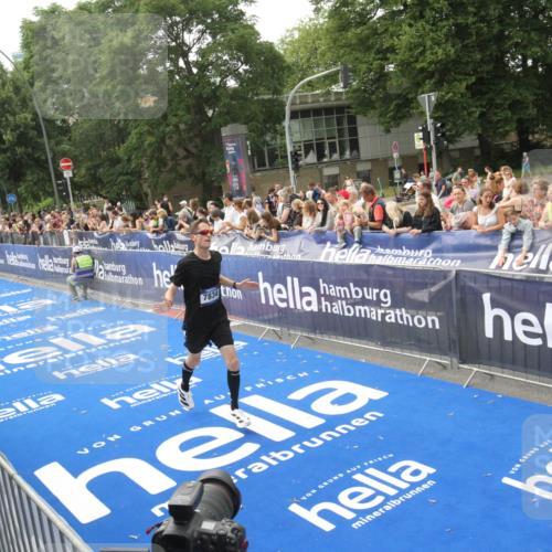 29.06.2025 - hella hamburg halbmarathon Michael Strokosch http://msf.ph/oto/8535817 29.06.2025 10:23:45 Ziel  meine-sportfotos.de