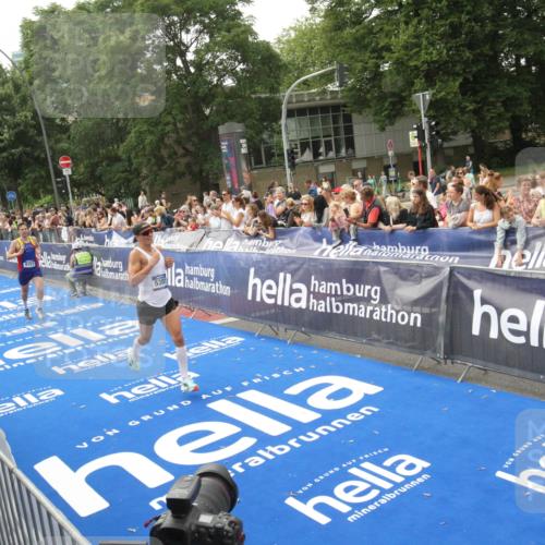 29.06.2025 - hella hamburg halbmarathon Michael Strokosch http://msf.ph/oto/8535825 29.06.2025 10:23:48 Ziel  meine-sportfotos.de