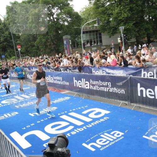 29.06.2025 - hella hamburg halbmarathon Michael Strokosch http://msf.ph/oto/8535835 29.06.2025 10:43:23 Ziel  meine-sportfotos.de