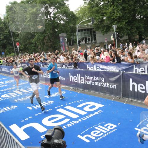 29.06.2025 - hella hamburg halbmarathon Michael Strokosch http://msf.ph/oto/8535842 29.06.2025 10:43:24 Ziel  meine-sportfotos.de