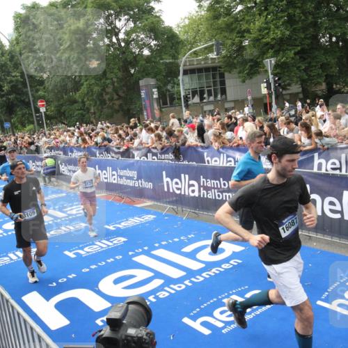 29.06.2025 - hella hamburg halbmarathon Michael Strokosch http://msf.ph/oto/8535845 29.06.2025 10:43:25 Ziel  meine-sportfotos.de