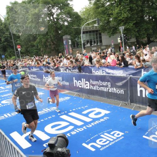 29.06.2025 - hella hamburg halbmarathon Michael Strokosch http://msf.ph/oto/8535847 29.06.2025 10:43:25 Ziel  meine-sportfotos.de