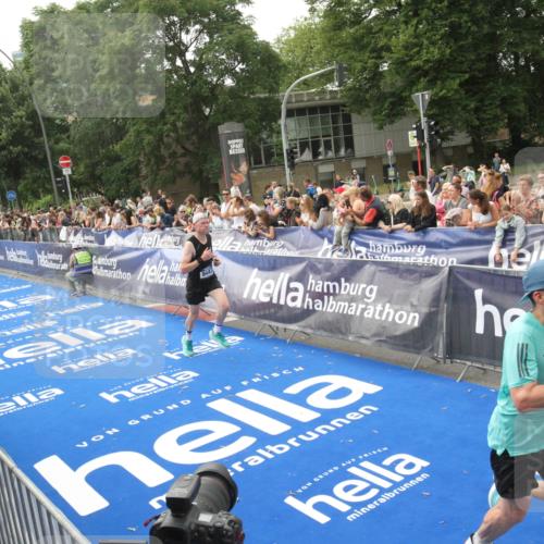 29.06.2025 - hella hamburg halbmarathon Michael Strokosch http://msf.ph/oto/8535852 29.06.2025 10:23:55 Ziel  meine-sportfotos.de
