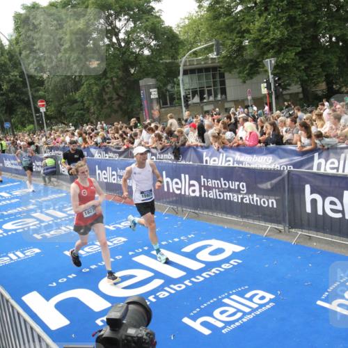 29.06.2025 - hella hamburg halbmarathon Michael Strokosch http://msf.ph/oto/8535859 29.06.2025 10:43:28 Ziel  meine-sportfotos.de