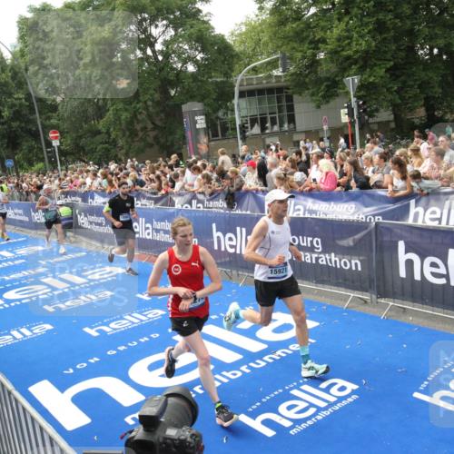 29.06.2025 - hella hamburg halbmarathon Michael Strokosch http://msf.ph/oto/8535861 29.06.2025 10:43:28 Ziel  meine-sportfotos.de