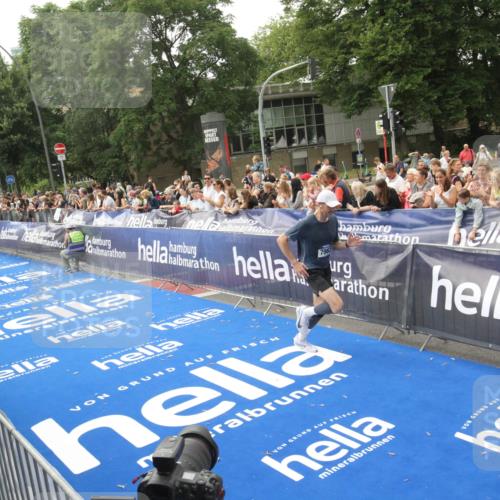 29.06.2025 - hella hamburg halbmarathon Michael Strokosch http://msf.ph/oto/8535865 29.06.2025 10:24:00 Ziel  meine-sportfotos.de