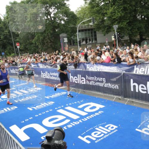 29.06.2025 - hella hamburg halbmarathon Michael Strokosch http://msf.ph/oto/8535866 29.06.2025 10:43:29 Ziel  meine-sportfotos.de