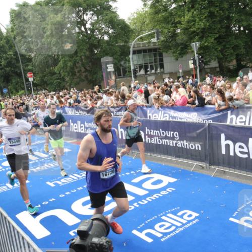 29.06.2025 - hella hamburg halbmarathon Michael Strokosch http://msf.ph/oto/8535870 29.06.2025 10:43:30 Ziel  meine-sportfotos.de