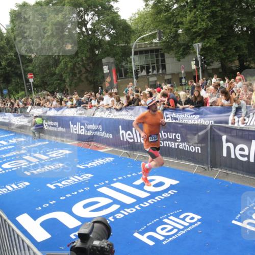 29.06.2025 - hella hamburg halbmarathon Michael Strokosch http://msf.ph/oto/8535879 29.06.2025 10:24:04 Ziel  meine-sportfotos.de