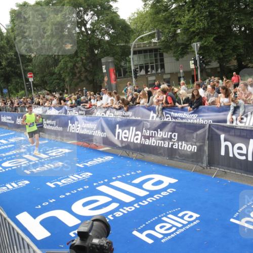 29.06.2025 - hella hamburg halbmarathon Michael Strokosch http://msf.ph/oto/8535883 29.06.2025 10:24:07 Ziel  meine-sportfotos.de