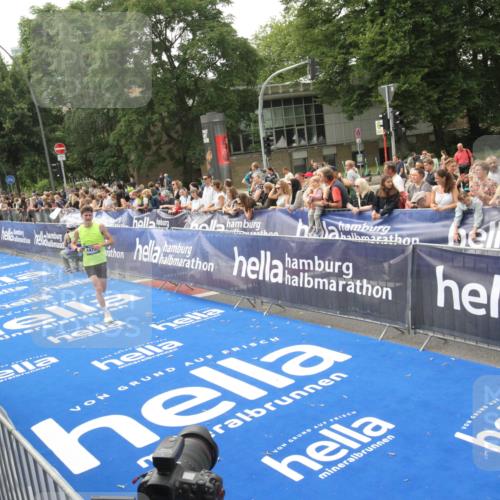 29.06.2025 - hella hamburg halbmarathon Michael Strokosch http://msf.ph/oto/8535885 29.06.2025 10:24:07 Ziel  meine-sportfotos.de
