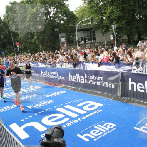 29.06.2025 - hella hamburg halbmarathon Michael Strokosch http://msf.ph/oto/8535888 29.06.2025 10:43:35 Ziel  meine-sportfotos.de