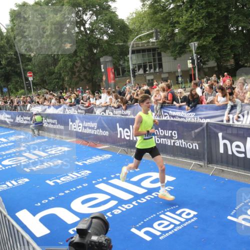 29.06.2025 - hella hamburg halbmarathon Michael Strokosch http://msf.ph/oto/8535890 29.06.2025 10:24:08 Ziel  meine-sportfotos.de