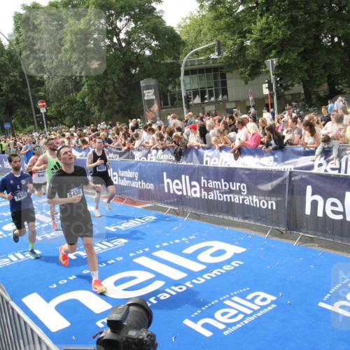 29.06.2025 - hella hamburg halbmarathon Michael Strokosch http://msf.ph/oto/8535891 29.06.2025 10:43:35 Ziel  meine-sportfotos.de