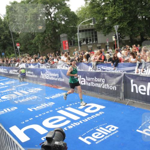 29.06.2025 - hella hamburg halbmarathon Michael Strokosch http://msf.ph/oto/8535900 29.06.2025 10:24:12 Ziel  meine-sportfotos.de