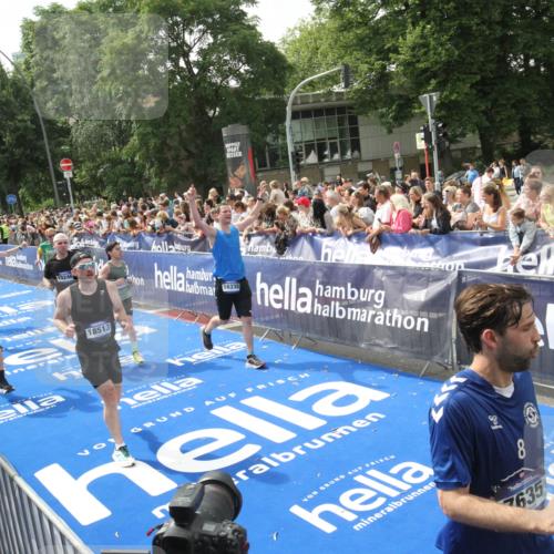 29.06.2025 - hella hamburg halbmarathon Michael Strokosch http://msf.ph/oto/8535901 29.06.2025 10:43:37 Ziel  meine-sportfotos.de