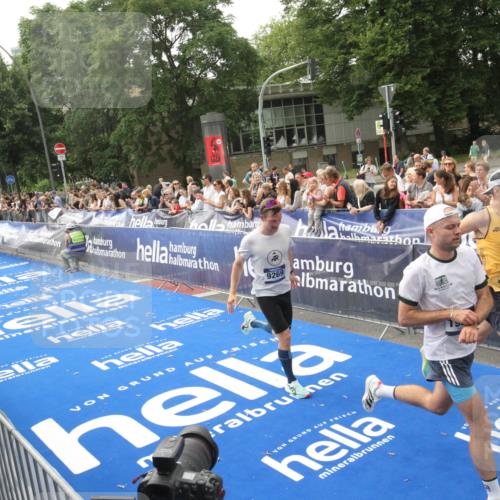 29.06.2025 - hella hamburg halbmarathon Michael Strokosch http://msf.ph/oto/8535911 29.06.2025 10:24:15 Ziel  meine-sportfotos.de