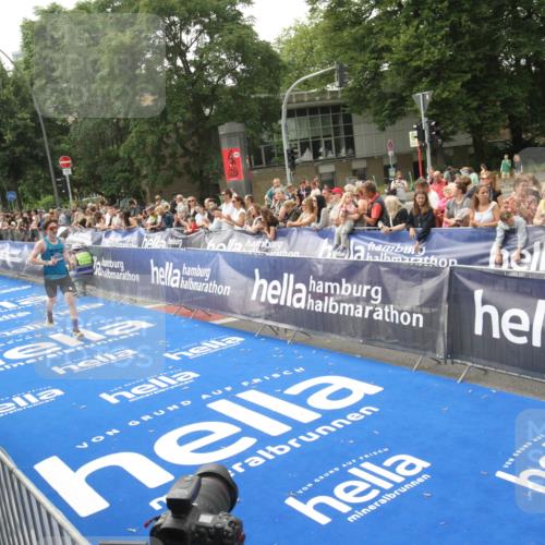 29.06.2025 - hella hamburg halbmarathon Michael Strokosch http://msf.ph/oto/8535915 29.06.2025 10:24:16 Ziel  meine-sportfotos.de