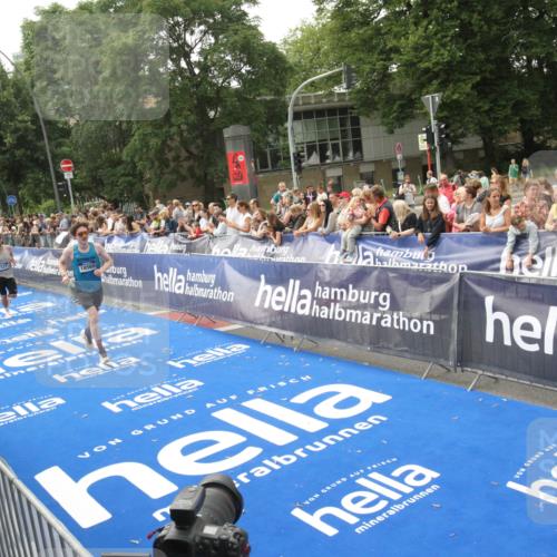29.06.2025 - hella hamburg halbmarathon Michael Strokosch http://msf.ph/oto/8535917 29.06.2025 10:24:17 Ziel  meine-sportfotos.de