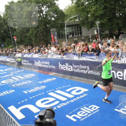 29.06.2025 - hella hamburg halbmarathon Michael Strokosch http://msf.ph/oto/8535946 29.06.2025 10:24:23 Ziel  meine-sportfotos.de