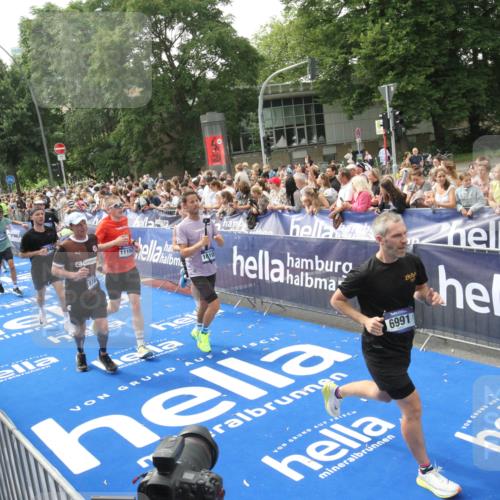 29.06.2025 - hella hamburg halbmarathon Michael Strokosch http://msf.ph/oto/8535950 29.06.2025 10:43:51 Ziel  meine-sportfotos.de