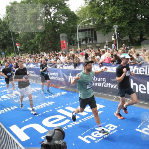 29.06.2025 - hella hamburg halbmarathon Michael Strokosch http://msf.ph/oto/8535957 29.06.2025 10:43:54 Ziel  meine-sportfotos.de