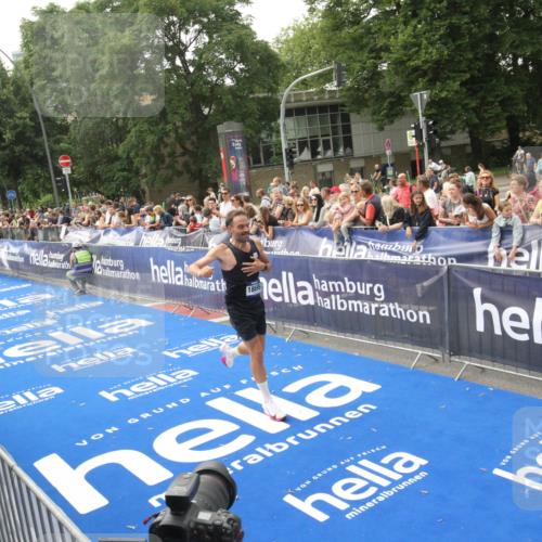 29.06.2025 - hella hamburg halbmarathon Michael Strokosch http://msf.ph/oto/8535962 29.06.2025 10:24:26 Ziel  meine-sportfotos.de