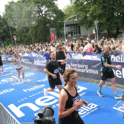 29.06.2025 - hella hamburg halbmarathon Michael Strokosch http://msf.ph/oto/8535965 29.06.2025 10:43:55 Ziel  meine-sportfotos.de