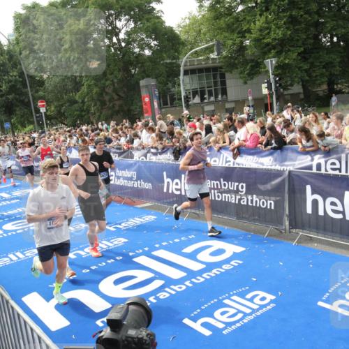 29.06.2025 - hella hamburg halbmarathon Michael Strokosch http://msf.ph/oto/8535972 29.06.2025 10:43:57 Ziel  meine-sportfotos.de