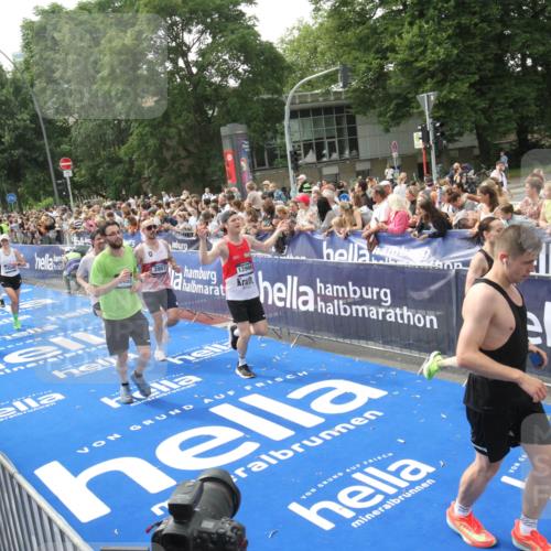29.06.2025 - hella hamburg halbmarathon Michael Strokosch http://msf.ph/oto/8535980 29.06.2025 10:43:59 Ziel  meine-sportfotos.de