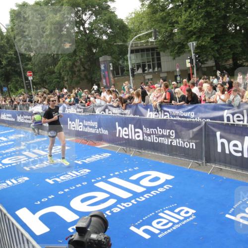 29.06.2025 - hella hamburg halbmarathon Michael Strokosch http://msf.ph/oto/8535985 29.06.2025 10:24:36 Ziel  meine-sportfotos.de