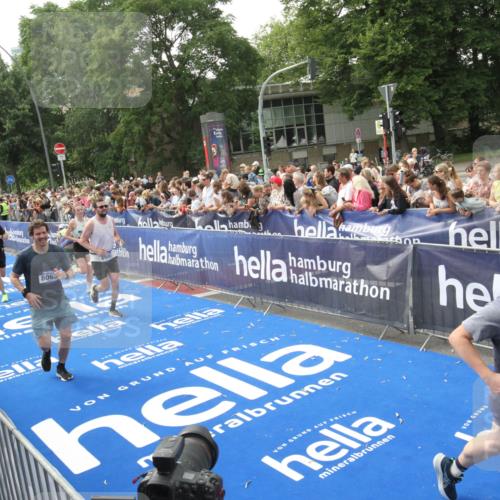29.06.2025 - hella hamburg halbmarathon Michael Strokosch http://msf.ph/oto/8535994 29.06.2025 10:44:03 Ziel  meine-sportfotos.de