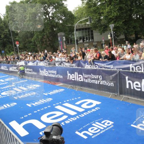 29.06.2025 - hella hamburg halbmarathon Michael Strokosch http://msf.ph/oto/8535995 29.06.2025 10:24:38 Ziel  meine-sportfotos.de