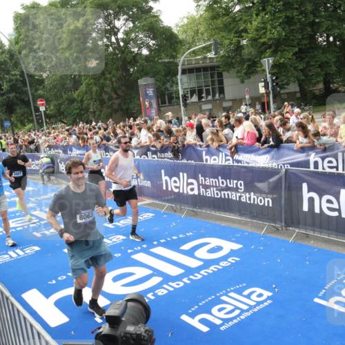 29.06.2025 - hella hamburg halbmarathon Michael Strokosch http://msf.ph/oto/8535997 29.06.2025 10:44:04 Ziel  meine-sportfotos.de