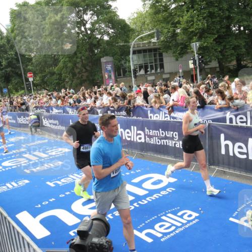 29.06.2025 - hella hamburg halbmarathon Michael Strokosch http://msf.ph/oto/8536005 29.06.2025 10:44:05 Ziel  meine-sportfotos.de